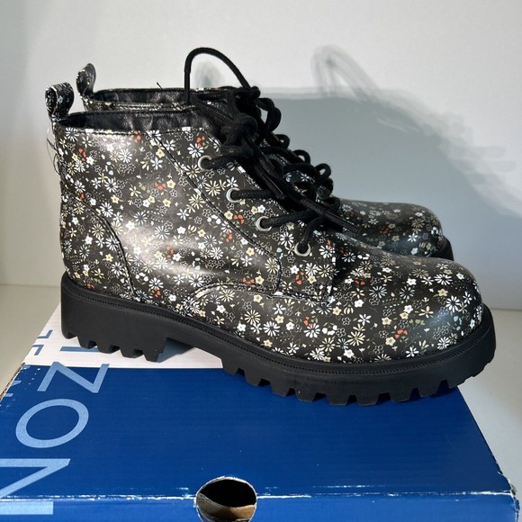 Arizona Women Lug Sole Boots Size 6 M NEW 90s Vibe Black Floral Memory Foam - Picture 3 of 8